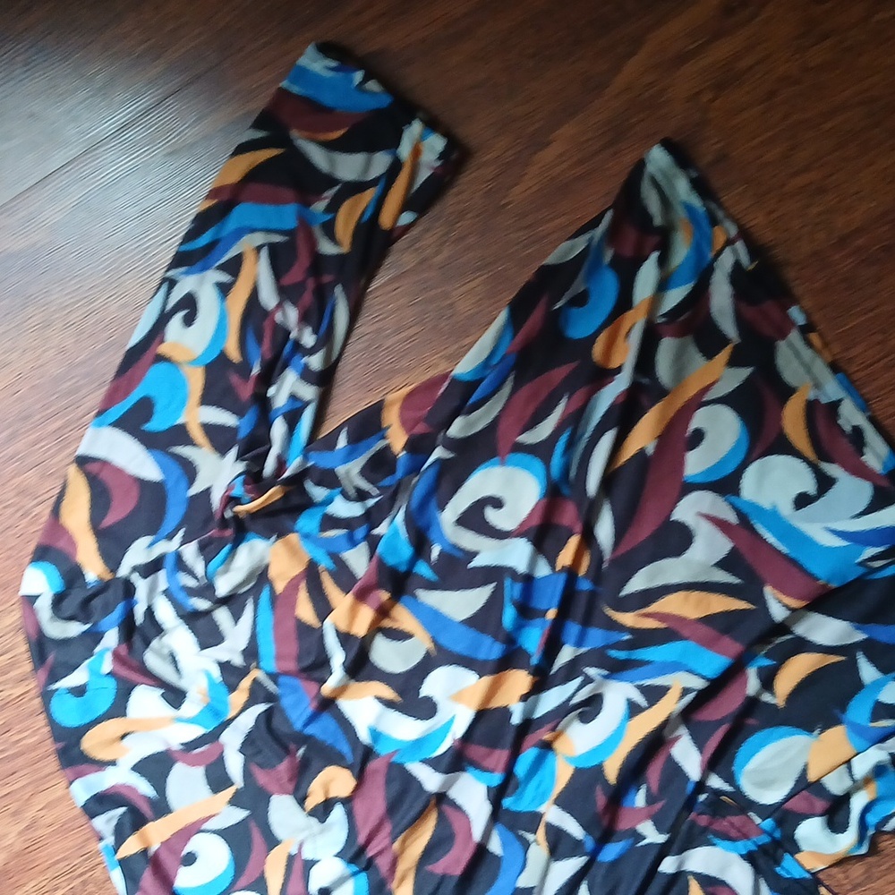 πAliaβ Multicolor Abstract Pattern Top - Picture 8 of 8